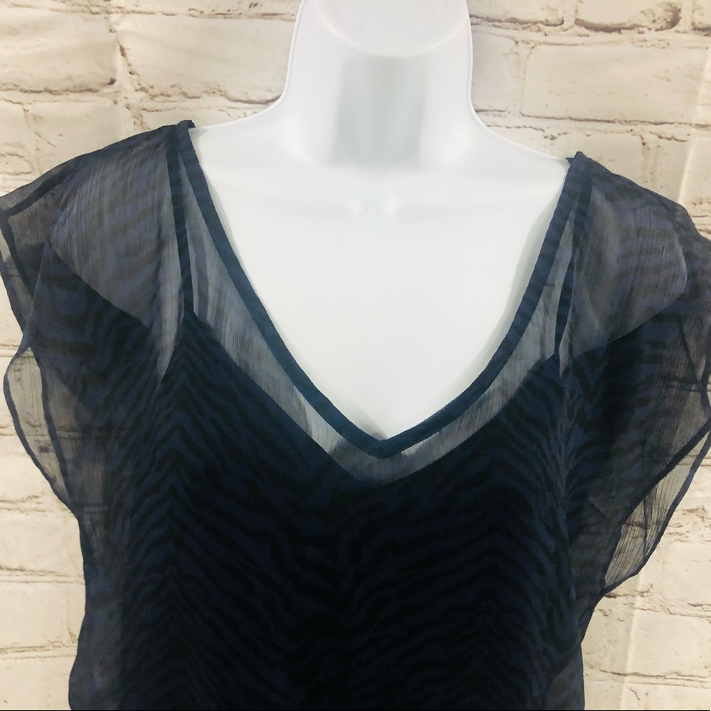❌SOLD❌❤️🔥Express❤️🔥Gorgeous Double V-Neck Blouse❤️🔥Measurements in P - Picture 5 of 14